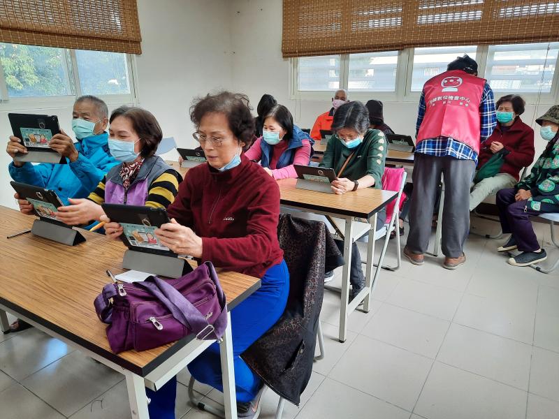 學員們都很忙，忙著聯繫許多事情、忙這忙那的電話接不完，還必須到外面接電話真離譜。