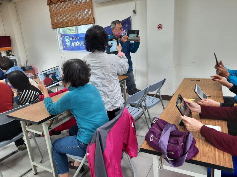 完成作品練習可惜噴墨印表機故障囉！可能是最近這格星期溫度太高吧，下次有空再來印。