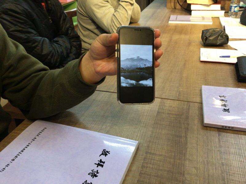 學員手拿手機展示設計的照片
