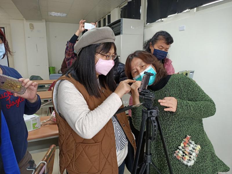 老師教學員調整影片