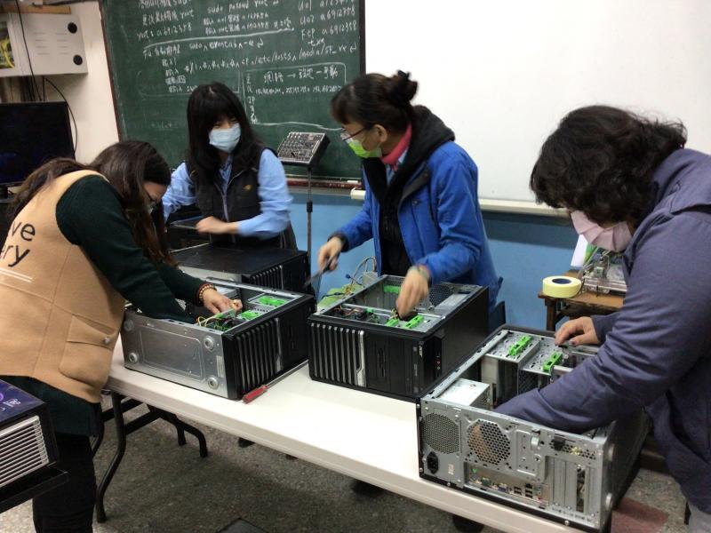 學員練習檢定第一站電腦硬體拆裝作業上課情形