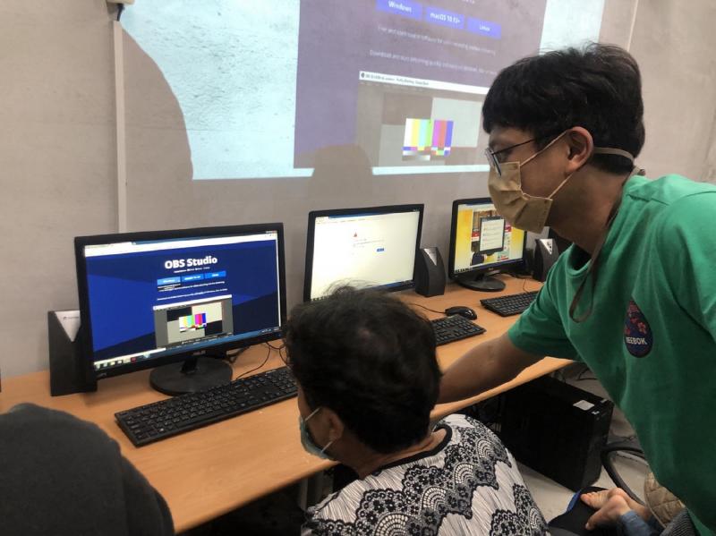 講師在教學員如何操作系統