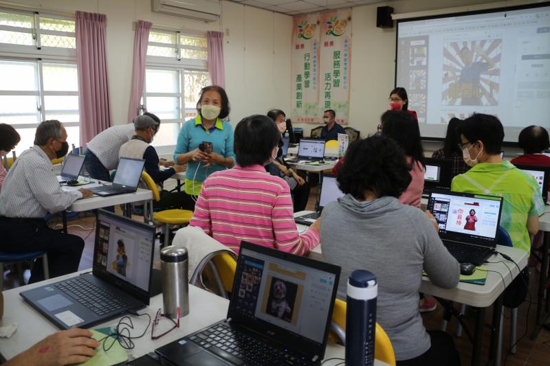 老師教學員用電腦操作,下載程式來製作動態貼圖。