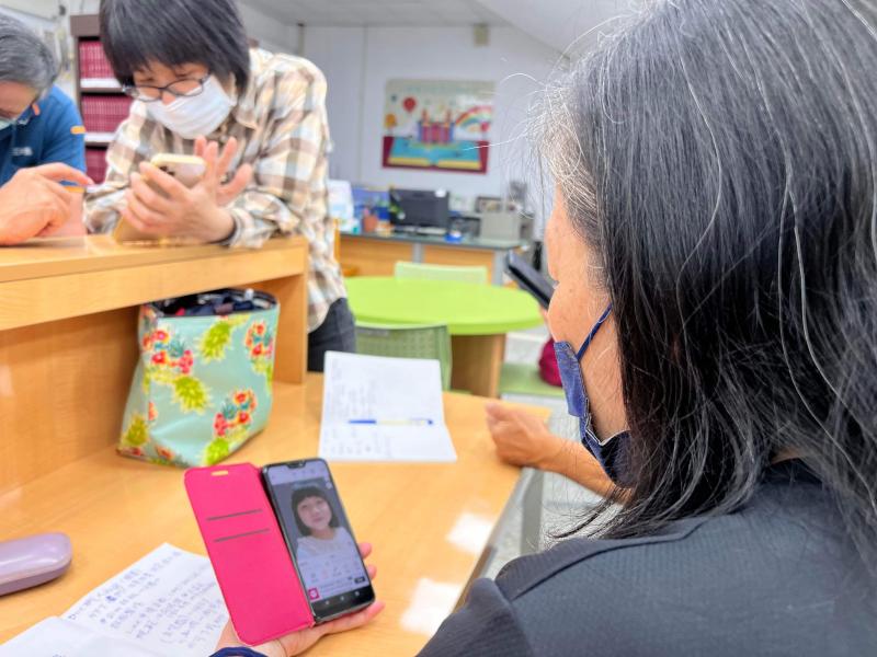 長輩學員今日貼圖作品主角，是孫女，藉由去背APP細心耐心完整去除後面背景物件。