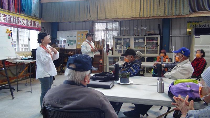 本課程在南富文健站進行，老師先透過阿美族歌謠來介紹自己，長輩們聽到熟悉的語言都好開心，也很歡迎。