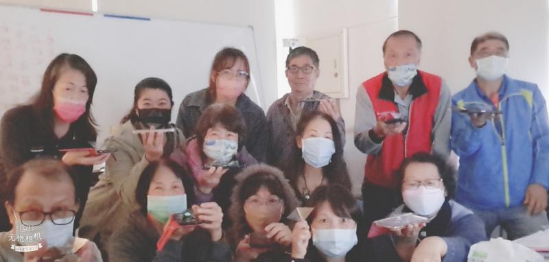 透過課程學員衝分發輝創意認真學習