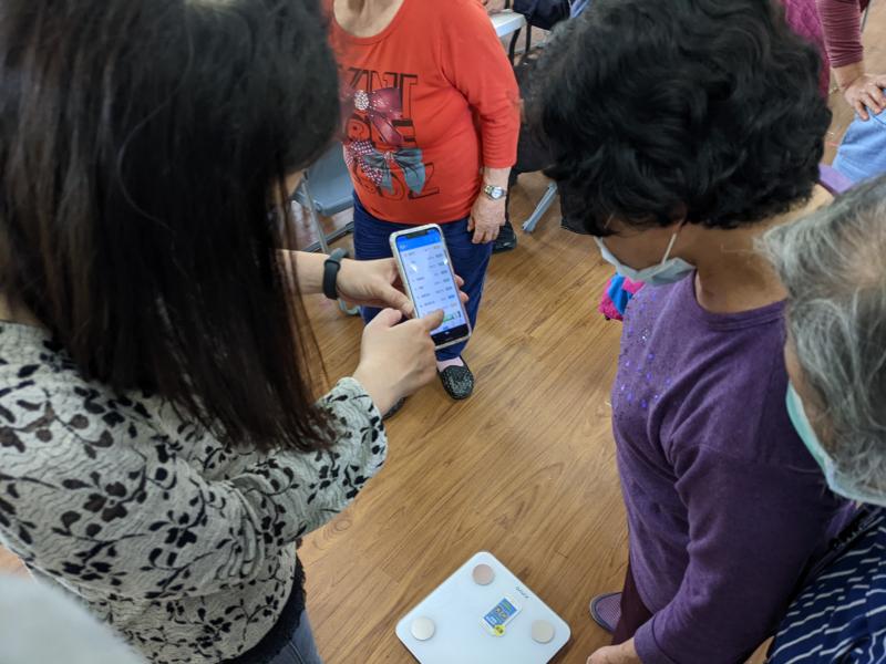 老師準備智慧體重基測量學員身體年齡跟相關數據