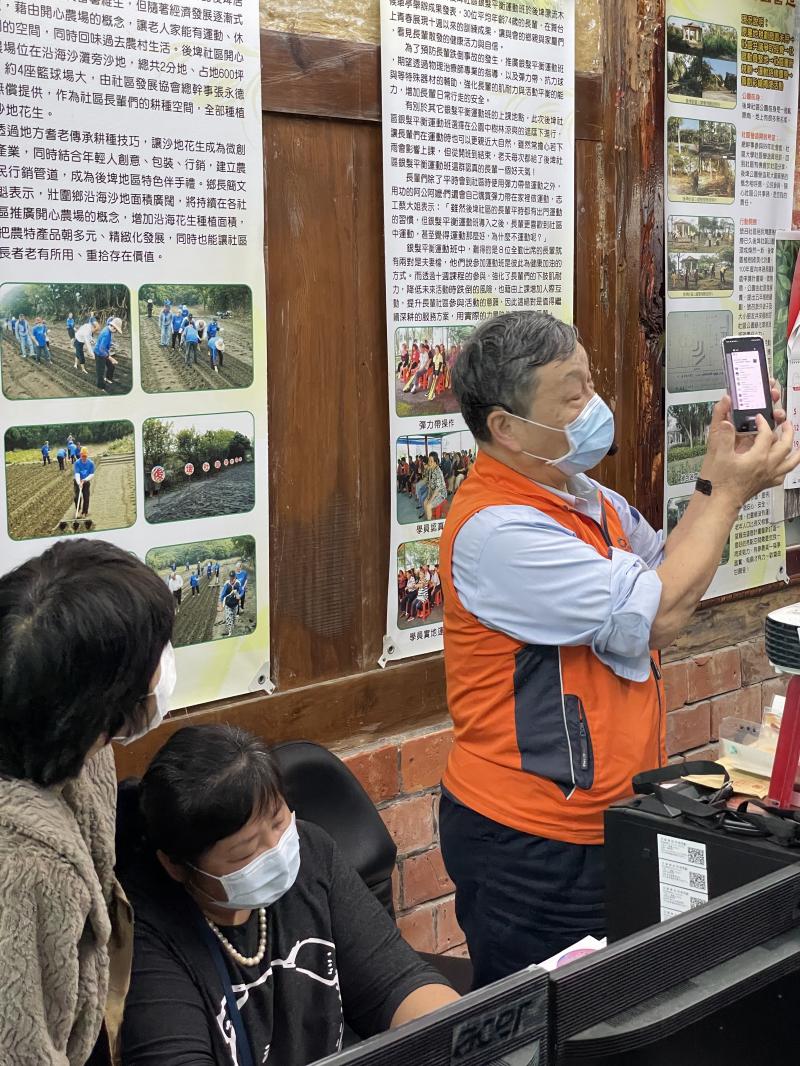 老師示範用LINE加入美玉姨訊息查證機器人