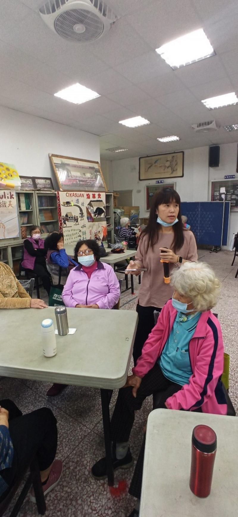 講師請長者想一想日常生活種有哪些智慧家電