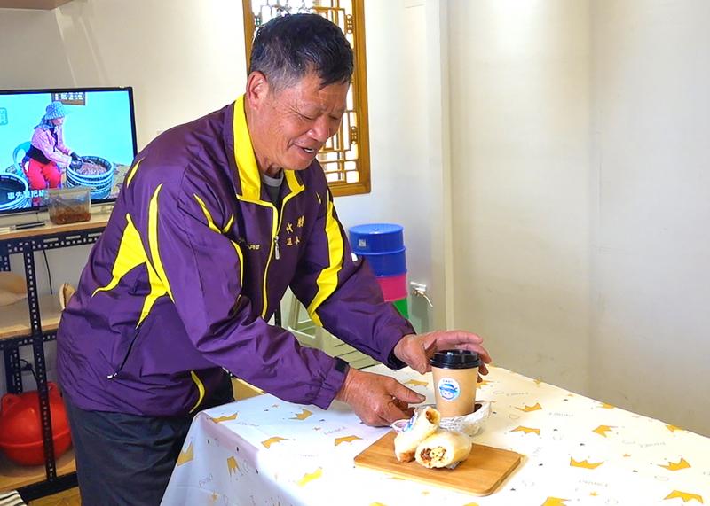 學員練習調整餐點及光源角度