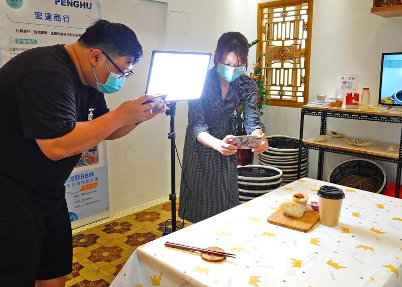 學員使用手機拍攝桌面上的餐點照片