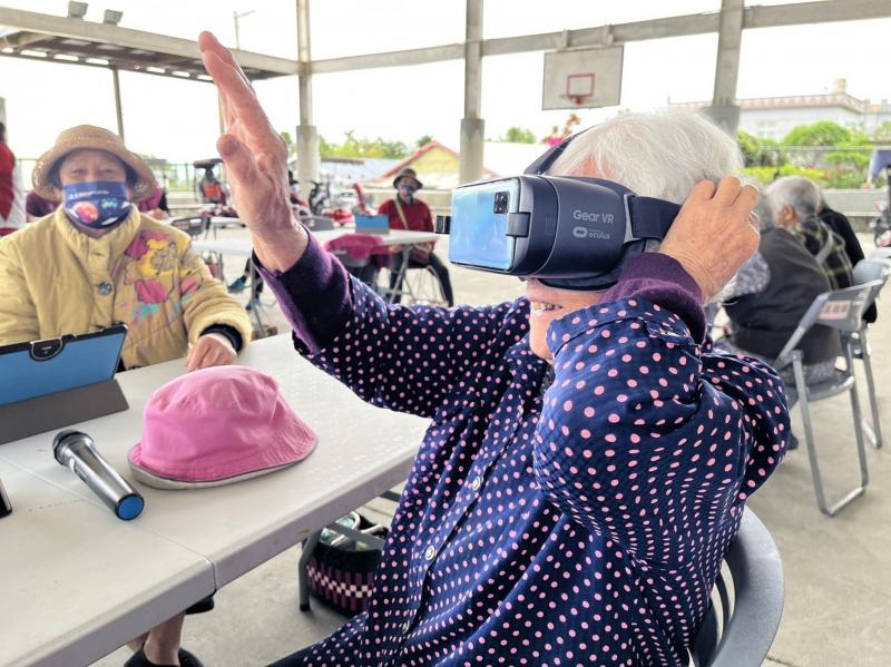 透過VR機，他們看到的世界非常新奇