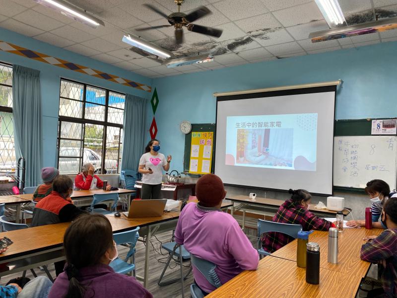 講師帶長者認識生活中的智慧家電