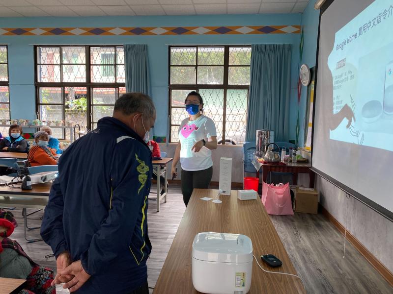 講師與長者說明智慧家電如何使用