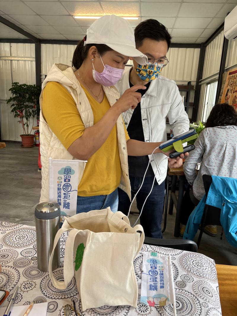 手機完成作品後和老師討論自家商品的故事