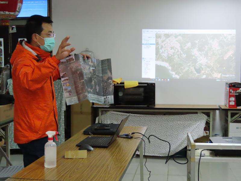 講師於實地走訪前，向學員們介紹實用的數位地圖工具。