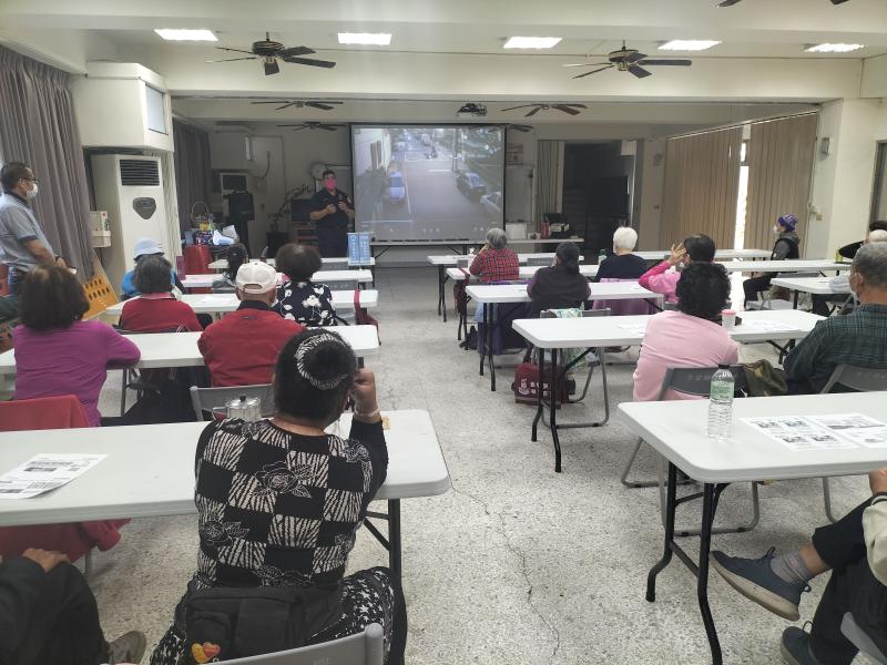 邀請轄區員警配合做反詐騙宣導