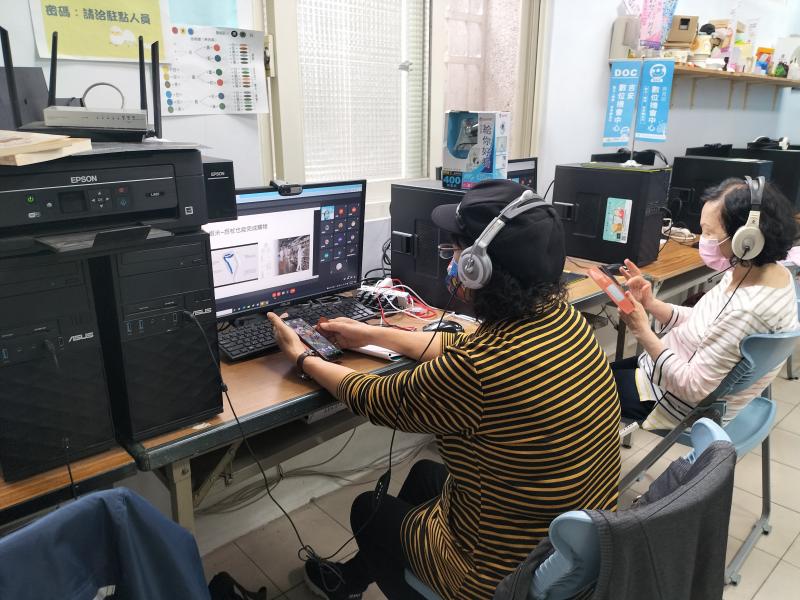 線上與實體課程並行開課，滿足學員不同的學習需求。