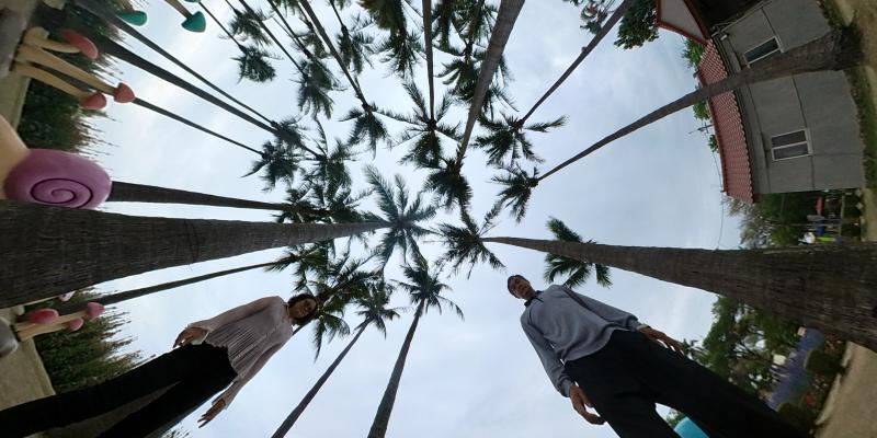 學員在樹下用360相機拍照