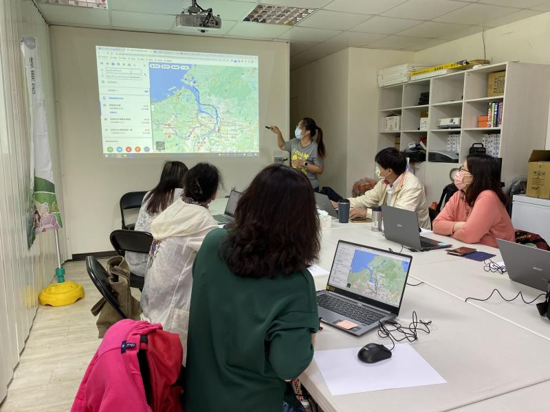 講師與學員們介紹 Google Map 的介面、功能，以及操作方式。並分享如何應用於生活中，提升生活便利性。
