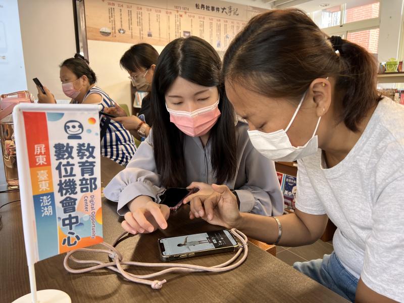 講師協助學員app操作,調整貼圖排版與色彩搭配。