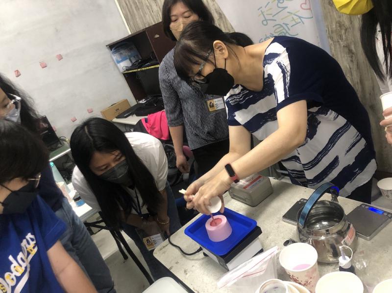 講師正在示範如何灌製水泥