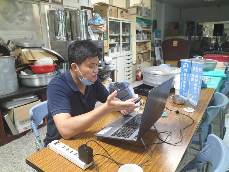 講師在獨立空間的防疫授課照