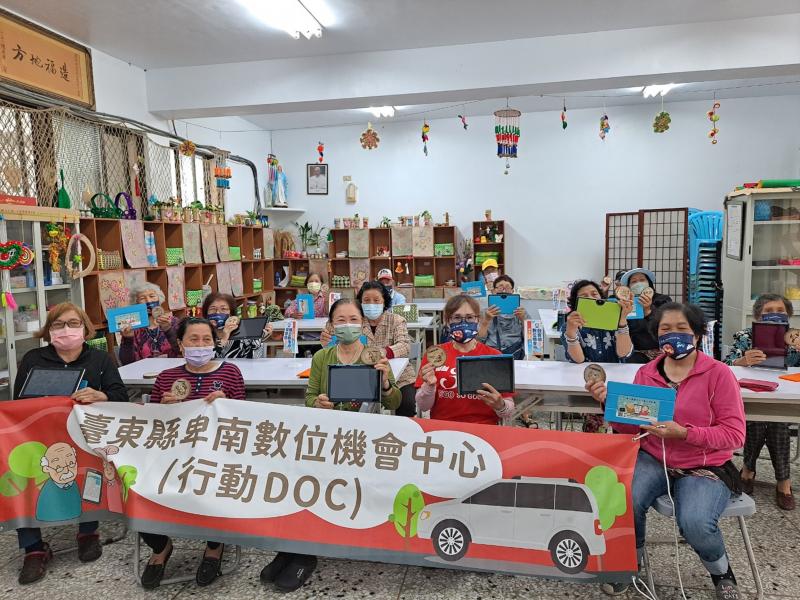 長輩熟悉平板功能鍵後連線搜尋雷雕圖，完成雷雕作品