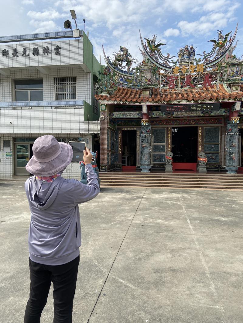 外出拍照學員認真拍攝，等到上傳Google相簿學員們都很開心可以為家鄉做宣傳，讓更多人看元長的許多廟宇特色及風景。