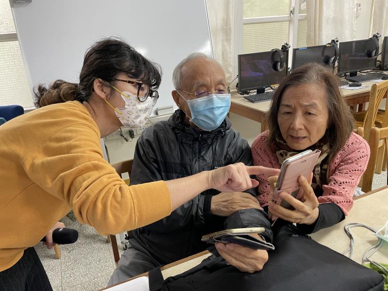 講師協助學員操作 APP