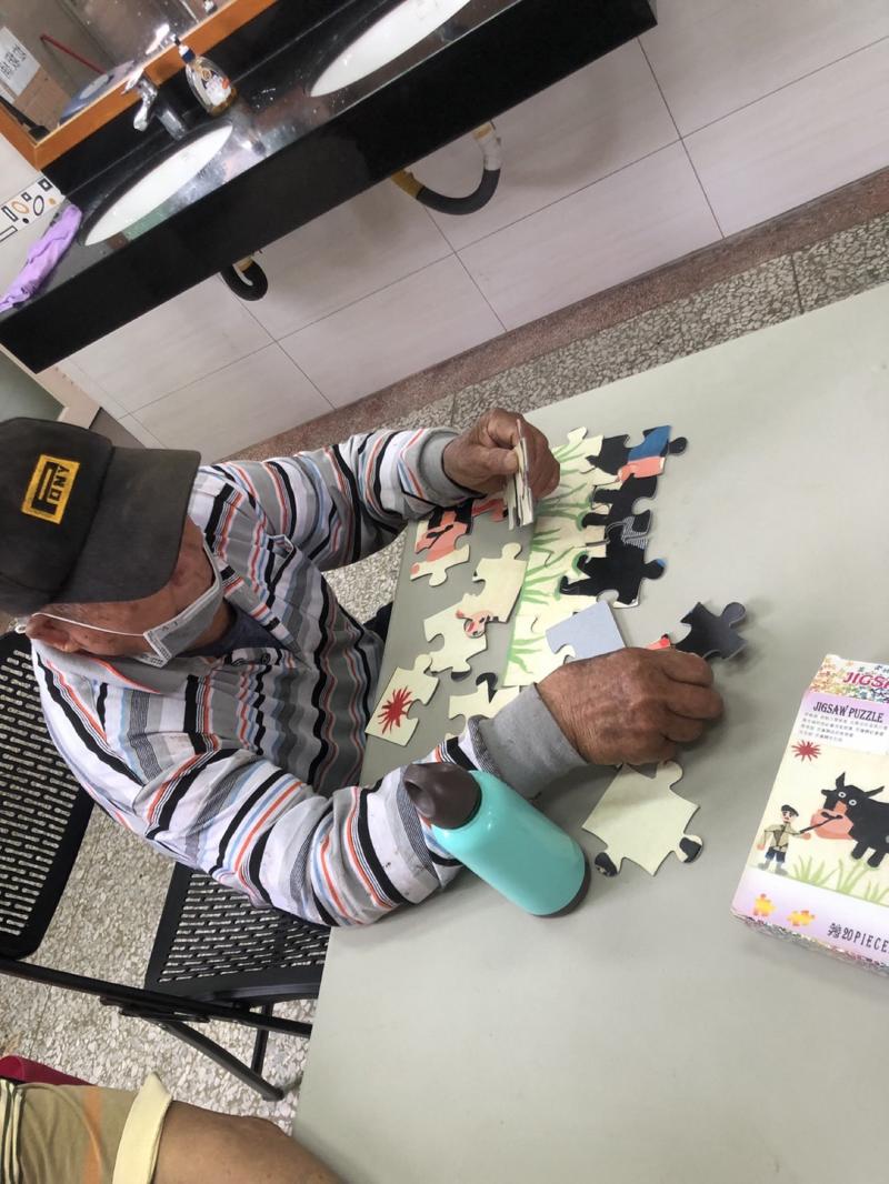 學員嘗試完成三媽拼圖