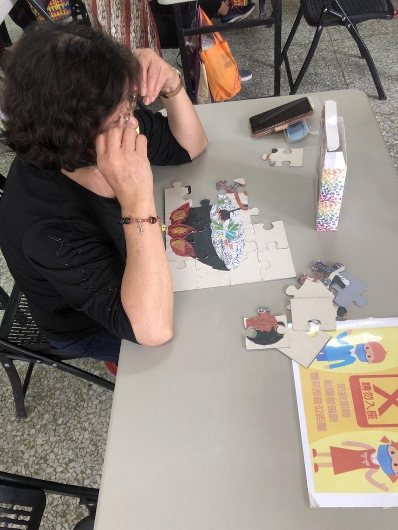 學員正在思考該如何將拼圖完成