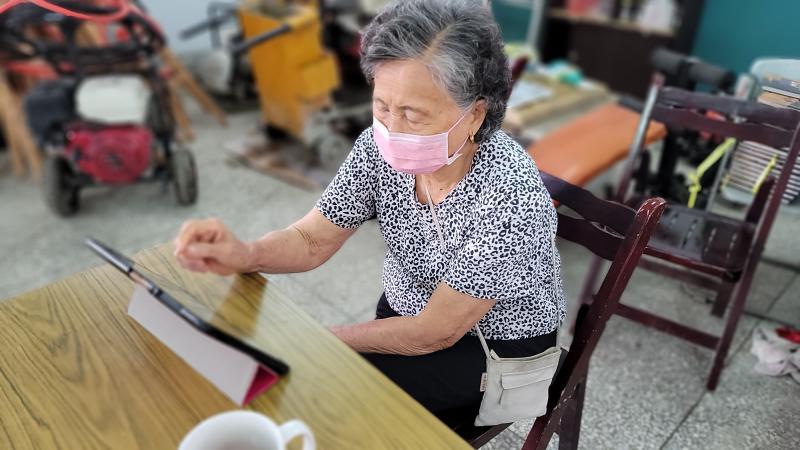 今年高齡90歲賴阿嬤操作平板技巧不輸其他學習的長者。