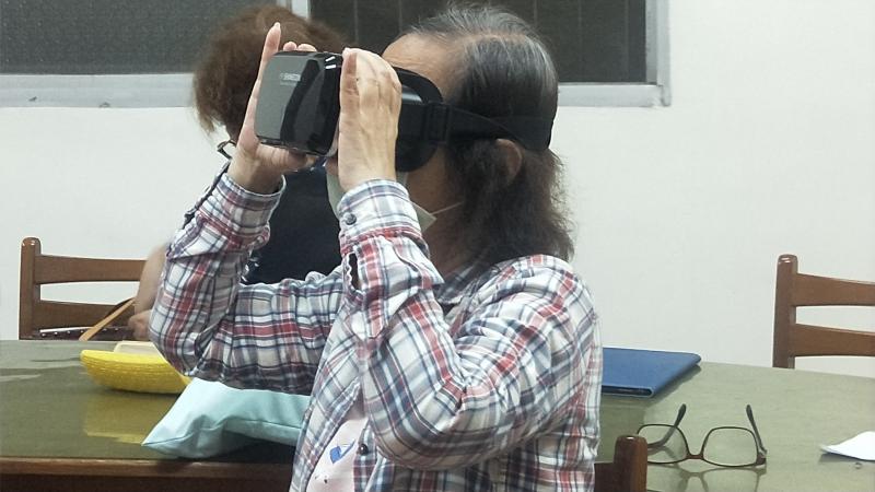 學員搜尋VR影片，觀賞不一樣的視覺