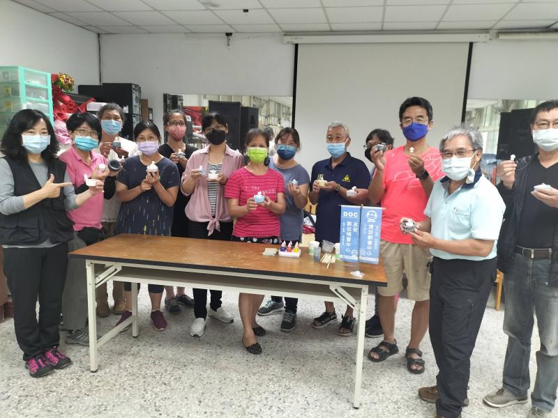 學員與個人作品的合照。