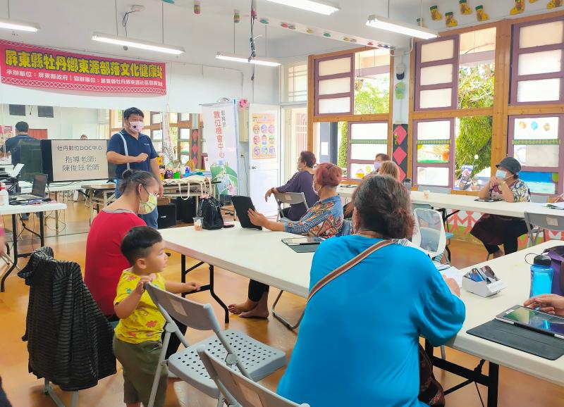 引導學員使用數位設備上網查詢產業相關資訊,