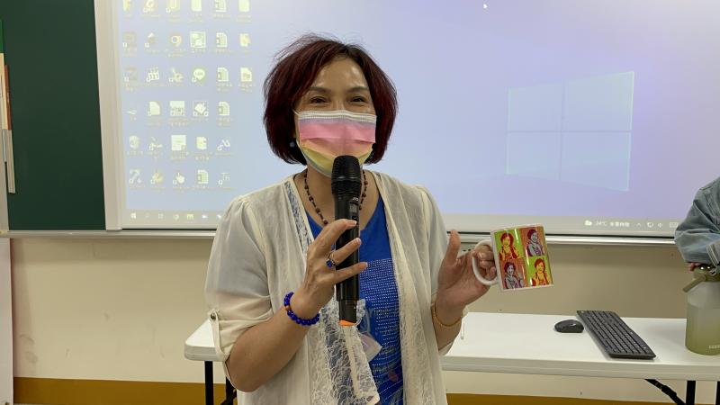 老師在認真地教導學生