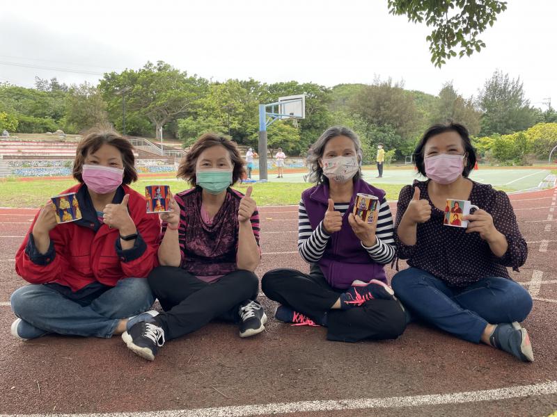 學員開心與作品合照。