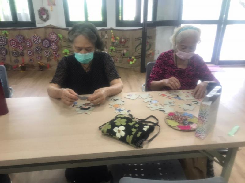 長輩嘗試獨立完成拼圖