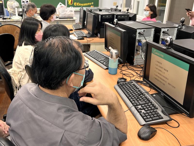 認真看著螢幕簡報的學員們