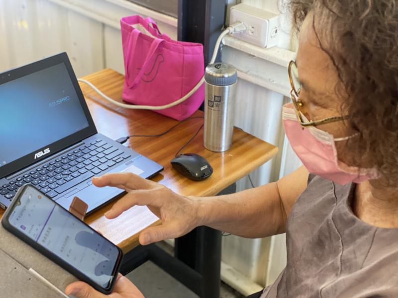 Google表單電腦、手機都能編輯，學員嘗試使用手機練習。