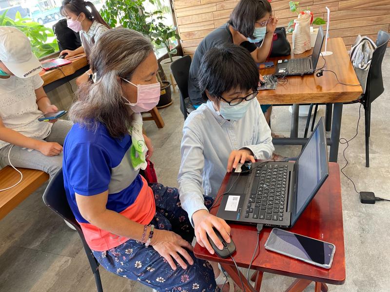 協助指導學員製作Google表單十，遇到的操作問題。