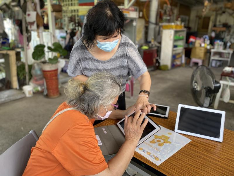 部落長輩搜尋網路霸凌與資訊安全影片，仍須協助。