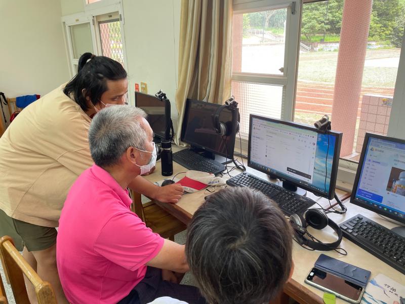 教導學生如何操作