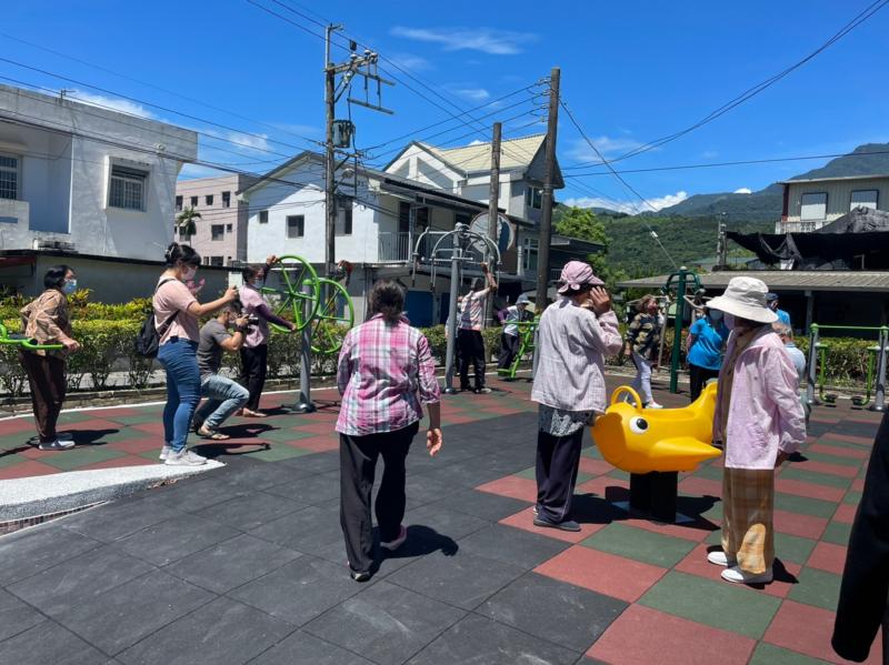 老師帶著學員到戶外進行拍攝