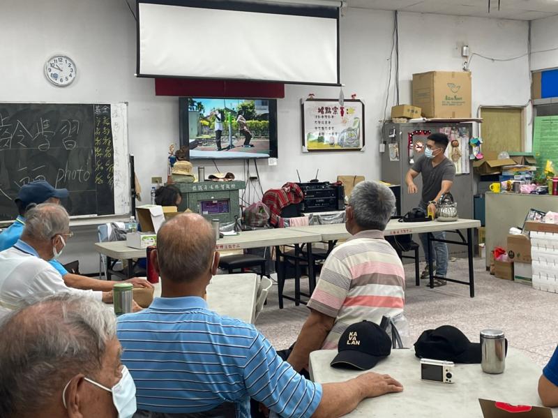 老師讓學員欣賞在戶外拍攝的作品