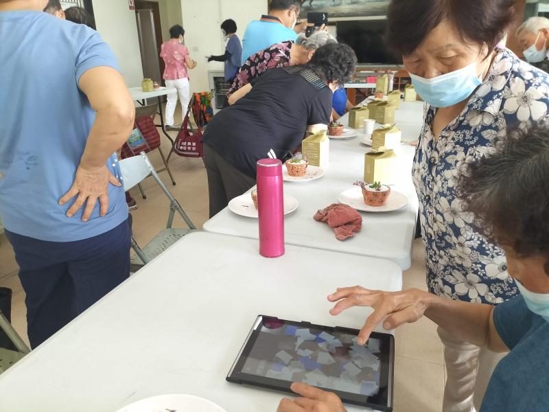 學員學習操作平板