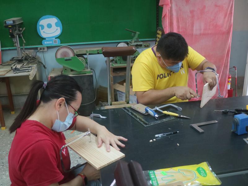 學員利用各式機具與工具做出窗花