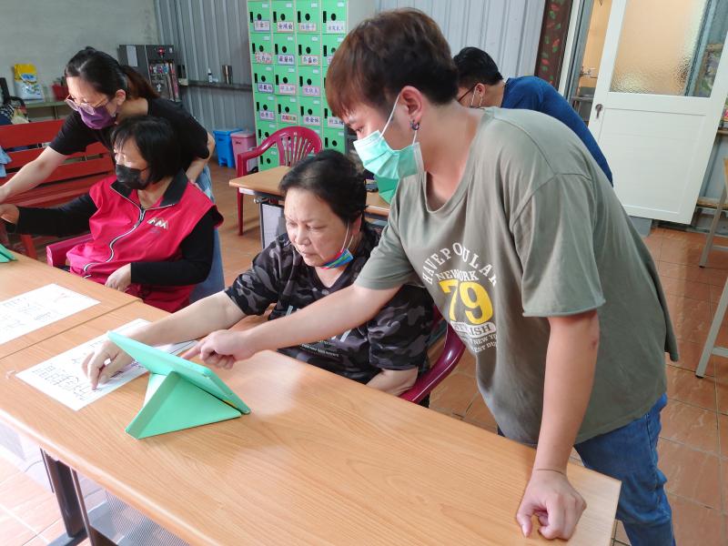 學員們第一次使用平板，需要細心的指導及教導。