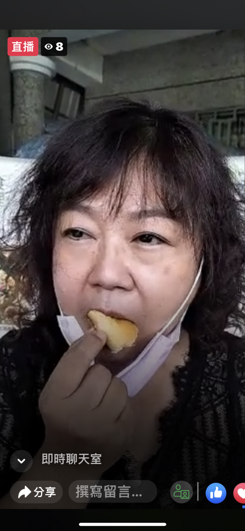 學員練習吃播飯糰中